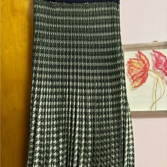 Elegant Black and White Houndstooth Midi Skirt
